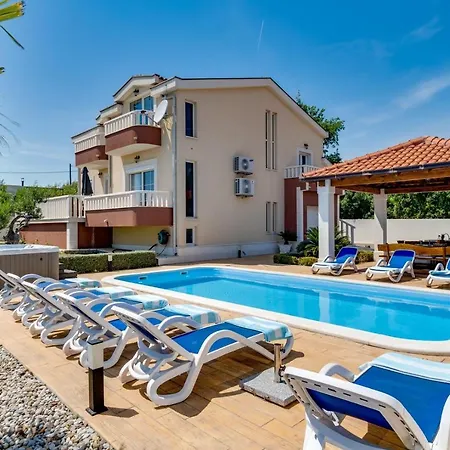 Suker - Jacuzzi, Pool, Sauna Willa *