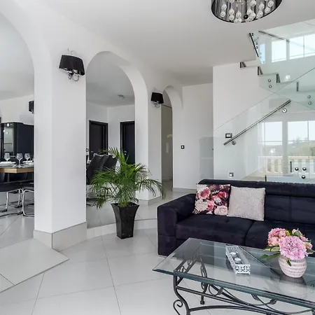 Suker - Jacuzzi, Pool, Sauna Willa