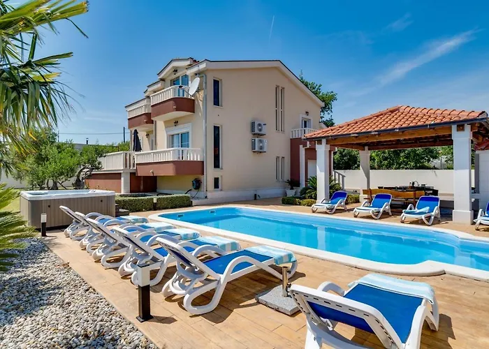 Suker - Jacuzzi, Pool, Sauna Villa *
