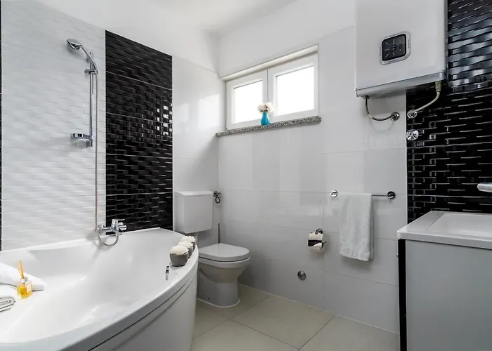 Villa Suker - Jacuzzi, Pool, Sauna Kaštela