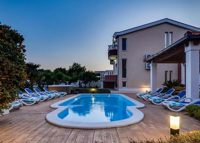 Villa Suker - Jacuzzi, Pool, Sauna *