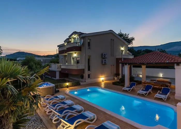 Suker - Jacuzzi, Pool, Sauna Villa Kaštela
