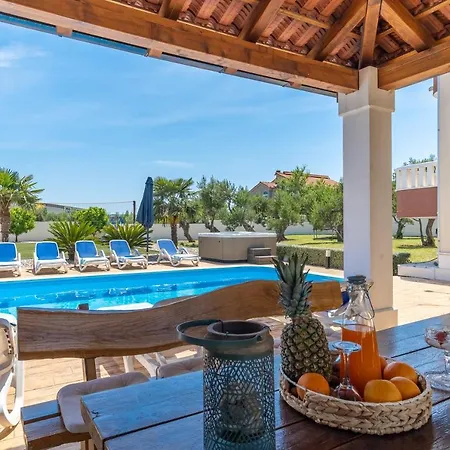 Suker - Jacuzzi, Pool, Sauna فيلة *