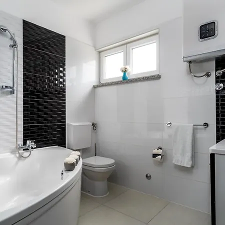 Villa Suker - Jacuzzi, Pool, Sauna Kastela