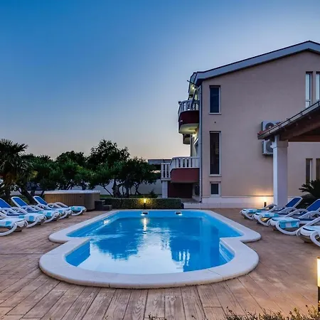 Villa Suker - Jacuzzi, Pool, Sauna *
