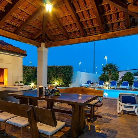 فيلة Suker - Jacuzzi, Pool, Sauna Kaštela