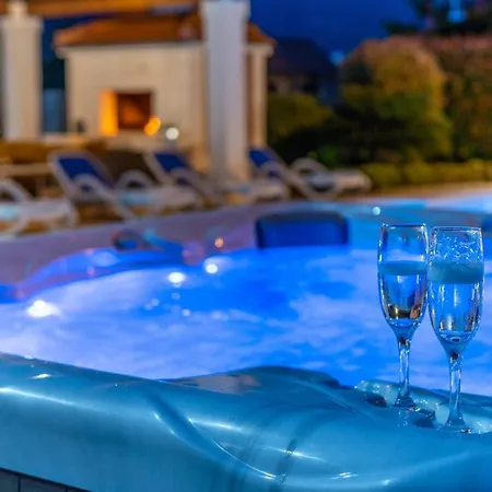 Suker - Jacuzzi, Pool, Sauna Villa Kastela