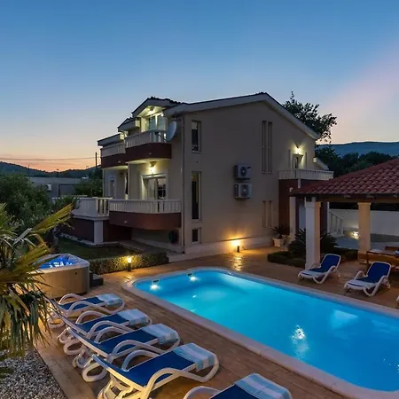 Suker - Jacuzzi, Pool, Sauna Villa Kastela