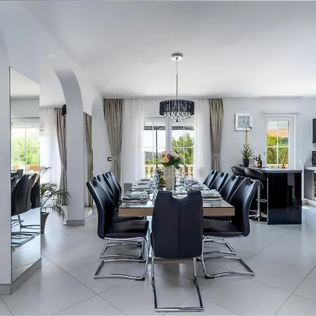 Suker - Jacuzzi, Pool, Sauna *