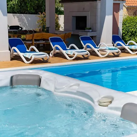 Suker - Jacuzzi, Pool, Sauna Villa Kastela