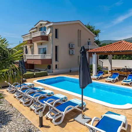 Suker - Jacuzzi, Pool, Sauna Villa Kastela