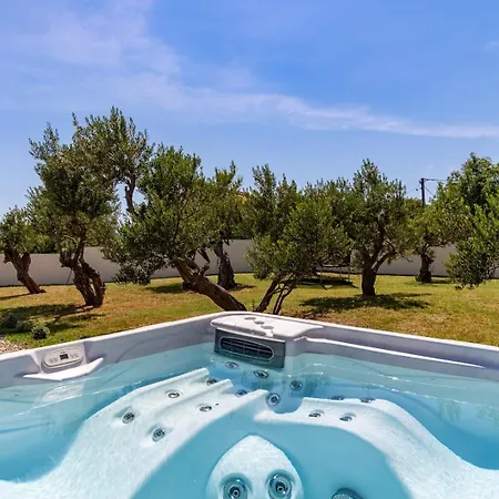 Suker - Jacuzzi, Pool, Sauna Villa Kastela