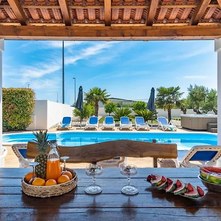 Suker - Jacuzzi, Pool, Sauna *